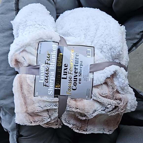 NWT Luxury Faux Sherpa Blanket - Picture 1 of 2